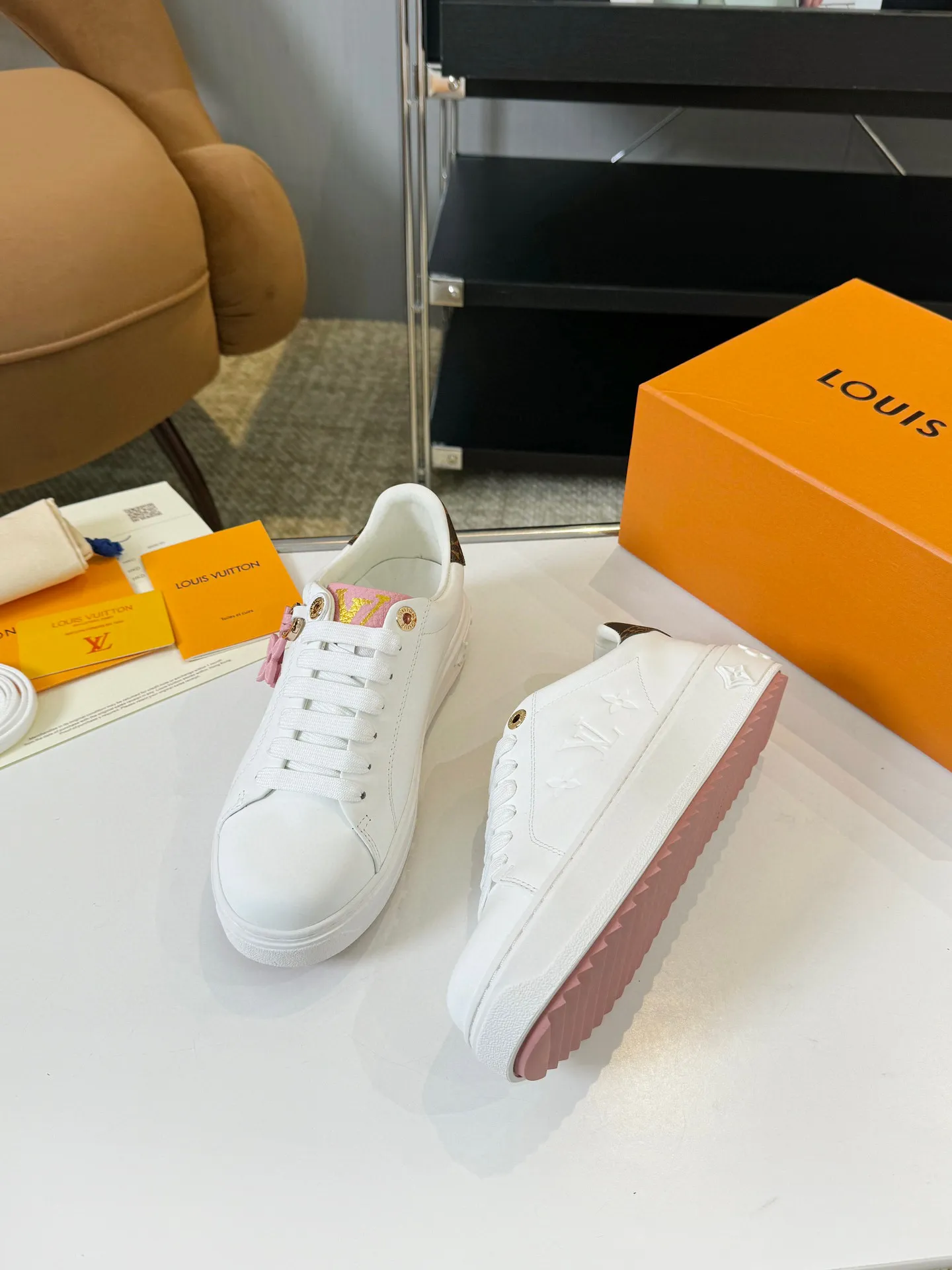 Men's Men's Shoes 💰💰660 Women's LV [Beverly Hills Sports Shoes Series] This Beverly Hills sports shoes are made of grained cow leather with Damier pattern, echoing the current season's leather goods series. The thick rubber outsole is lightweight, and an embossed Louis Vuitton logo adds a branding touch. Padded insole and technical fabric lining enhance comfort.  Detailed Features ♛ Embossed grained cowhide leather ♛ Ultra-lightweight rubber outsole ♛ Louis Vuitton logo on tongue and outsole ♛ Size: 35-40